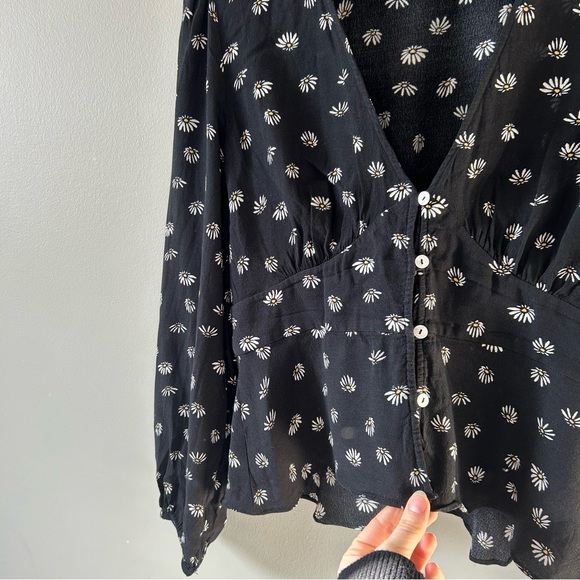 Aritzia Wilfred Daisy Button Up Blouse Size Medium - Picture 3 of 10